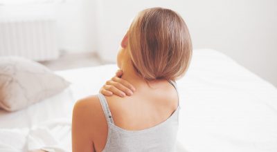 Donna con dolore al collo cervicale o stress Donna con dolore al collo cervicale o stress